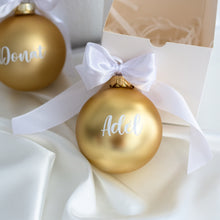 Kép betöltése a galériamegjelenítőbe: Karácsonyi névre szóló gömbök matricázva