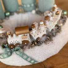 Kép betöltése a galériamegjelenítőbe: Menta kisvonatos adventi koszorú
