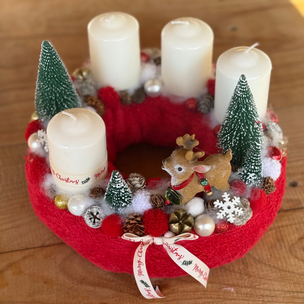 Piros adventi koszorú szarvas figurával