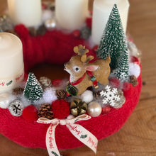 Kép betöltése a galériamegjelenítőbe: Piros adventi koszorú szarvas figurával
